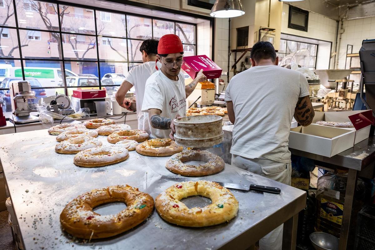 Preparación de los roscones para el día de Reyes en la pastelería Artepan de Zaragoza.