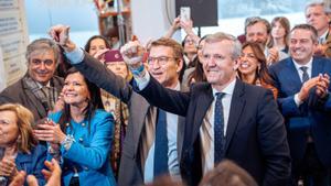 El presidente del PP, Alberto Núñez Feijóo (2i), y el presidente de la Xunta, Alfonso Rueda (1d), aplauden a su llegada a una reunión del Comité Ejecutivo Nacional.