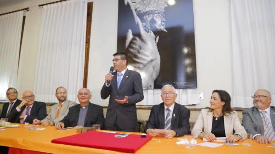 La Societat de Festers de Ontinyent da su insignia de plata a Jorge Rodríguez