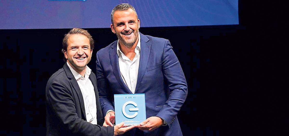 Emilio Fuentes, de Colegio El Pinar, entregó el Premio a Curro Rodríguez