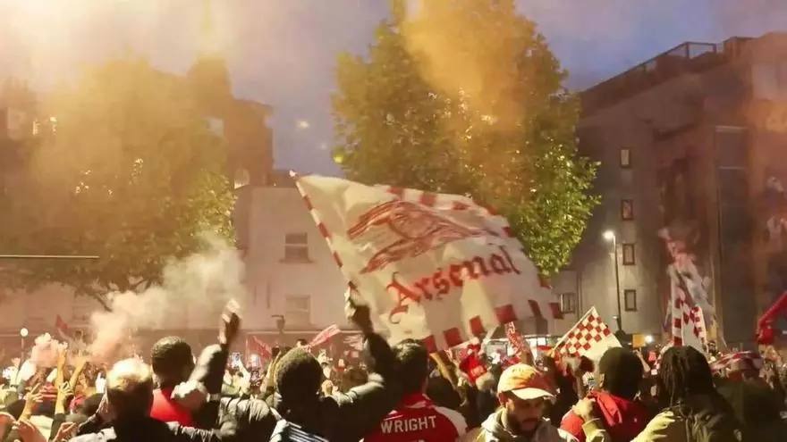 La afición 'Gunner' canta "¡Champions again, Champions again!