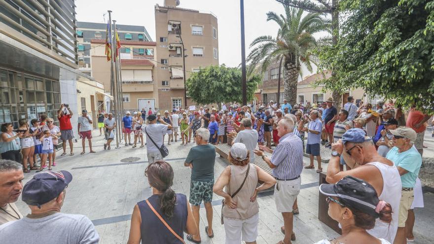 Protesta en La Mata para exigir más inversión al Ayuntamiento de Torrevieja