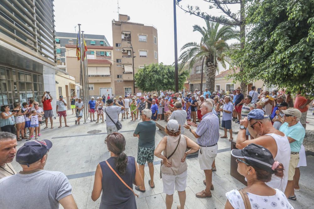 Protesta vecinos de La Mata para exigir mejoras.