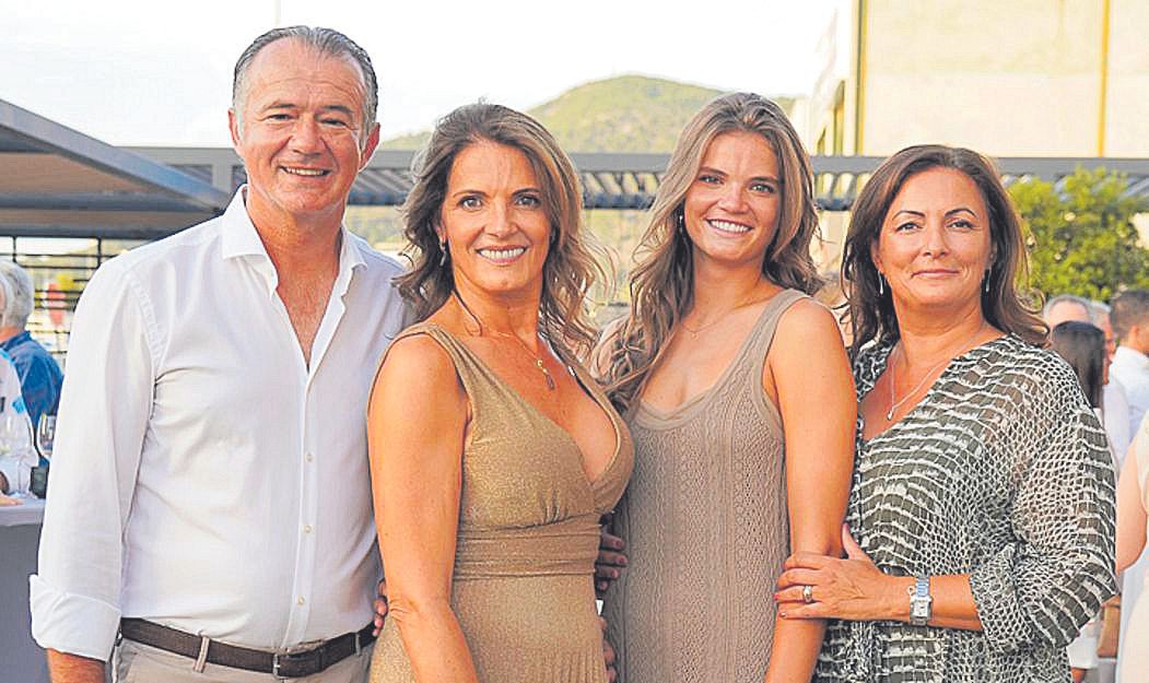 Daniel de Chavarría, Mariana Muñoz, Laura de Chavarría y Gabi Muñoz Savoia.