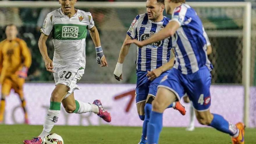 Fayçal Fajr, ante Lucas y Álex durante un partido entre Elche y Deportivo.