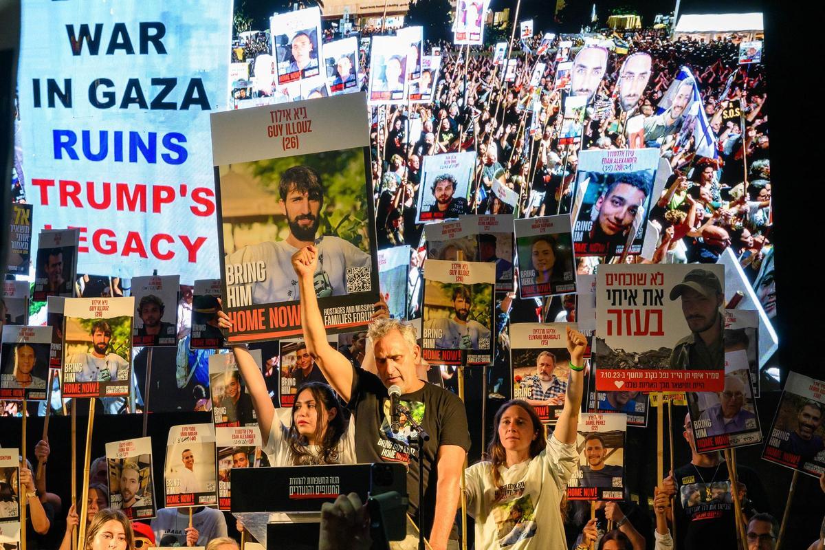 Hamás liberará al último rehén estadounidense vivo para facilitar la tregua. En la foto, miles de personas secundan en Tel Aviv una protesta para pedir la liberación de los rehenes en manos de Hamás.