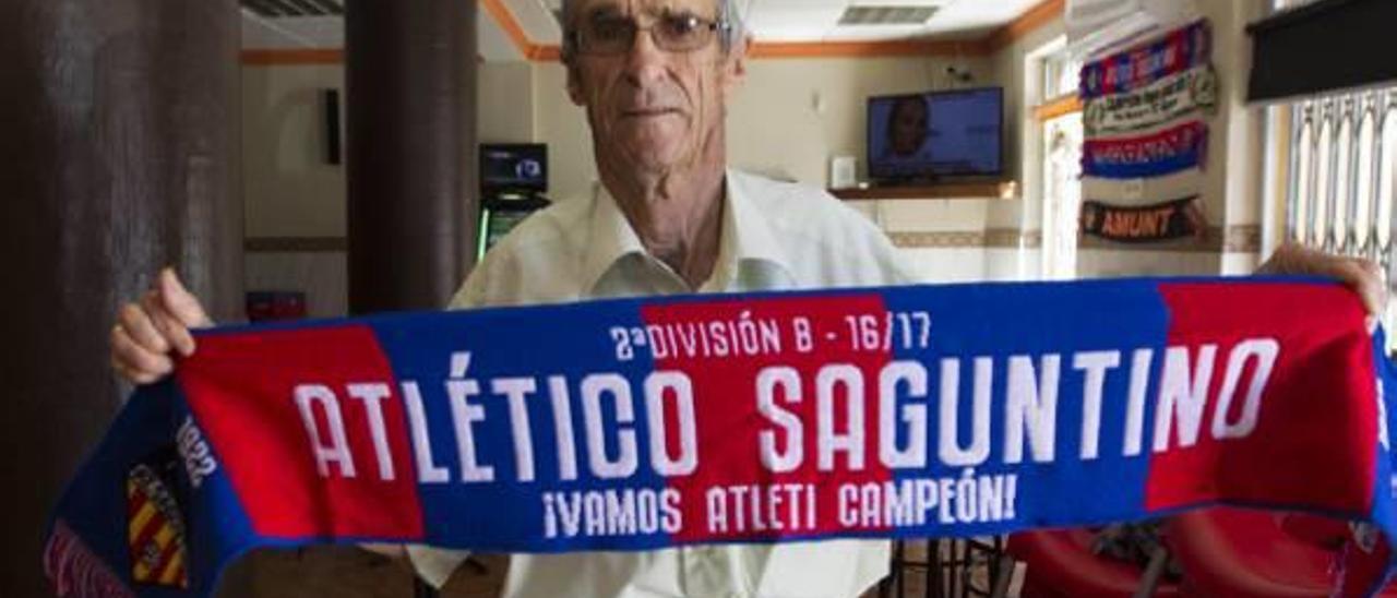 Juan Picazo, con la bufanda del Saguntino.