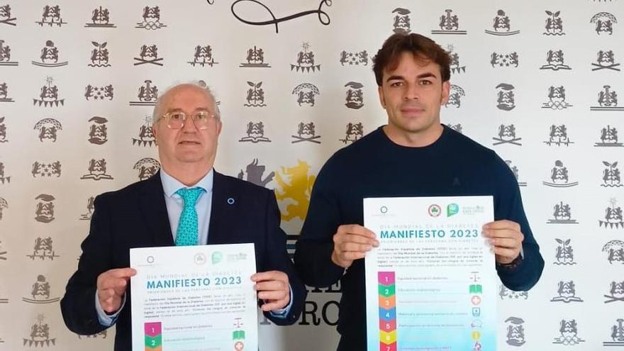 Antonio Muñoz (derecha) y Eusebio Diez muestran el manifiesto por el Día Mundial de la Diabetes