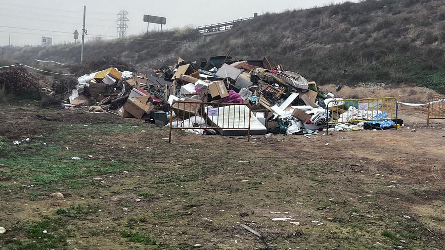 El PSOE pide el desmantelamiento de un vertedero incontrolado en María de Huerva frente al punto limpio