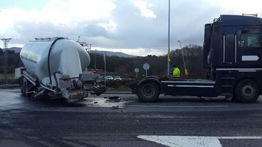 El remolque cortó la N-525 en Allariz. // FdV