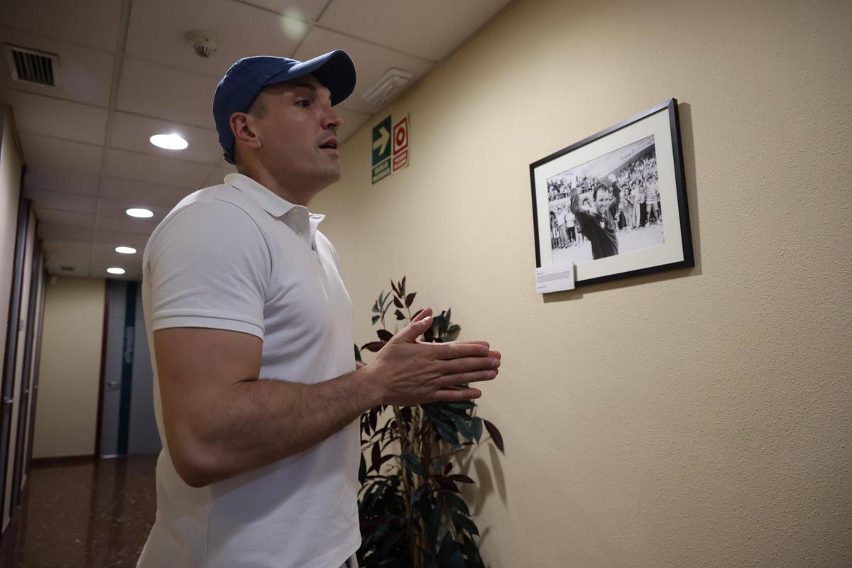 Lorenzo Díaz observa una fotografía de Martín Fariñas el día del ascenso del Cáceres a la Liga ACB, en 1992.