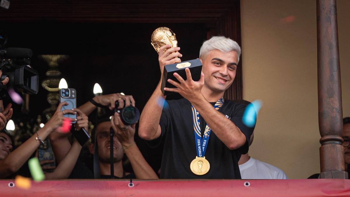Tegueste recibe a Pedri como campeón del mundo
