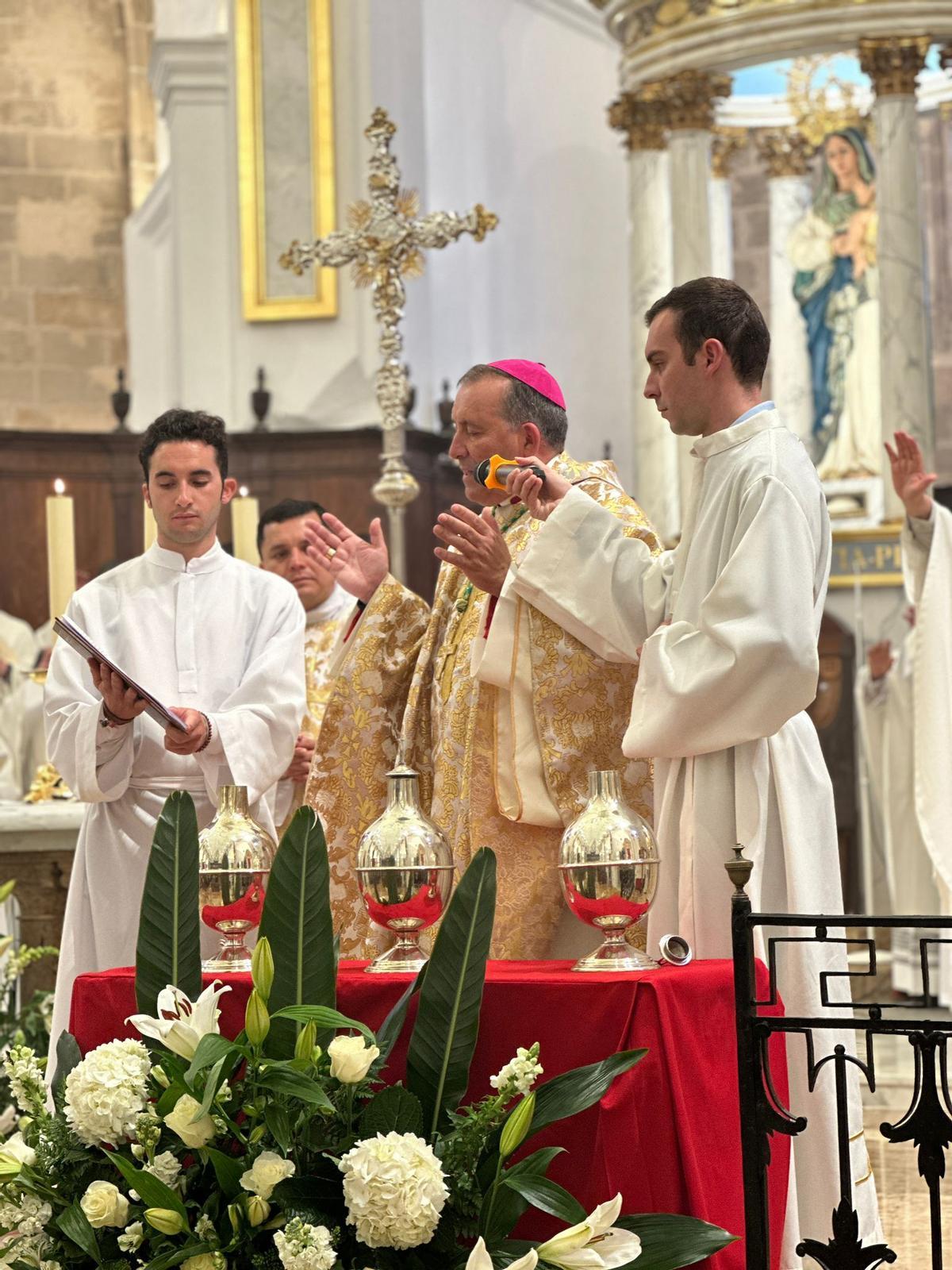 Todas las imágenes de la Misa Crismal en la Catedral de Ibiza.