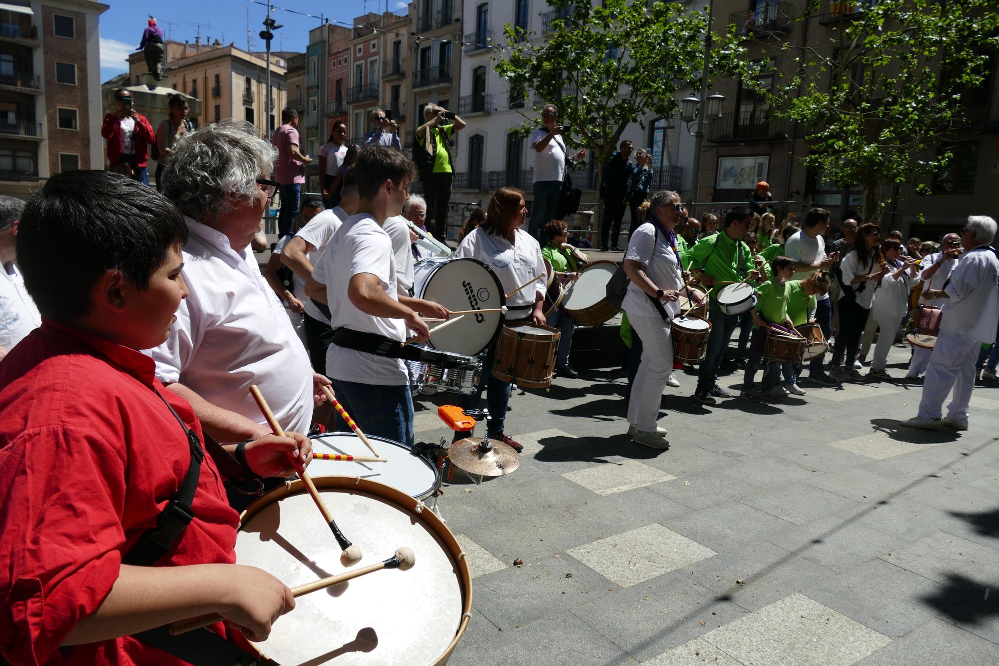 Vuit colles gegants passegen pel centre de Figueres