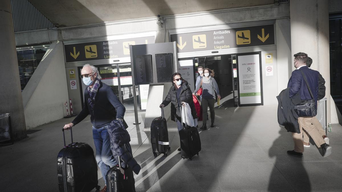 Turistas procedentes de Alemania llegando al aeropuerto de Palma.