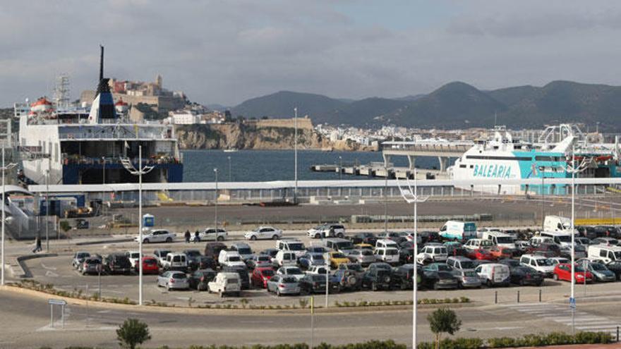 Barcos de línea atracados en el puerto de es Botafoc