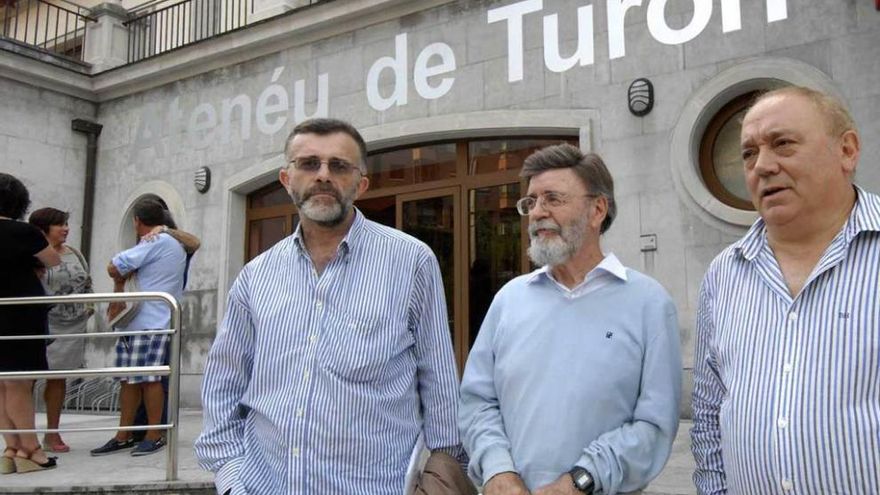 Por la izquierda, Faustino Fernández, Manuel Jesús López y José Espiño, ayer, en La Veguina.