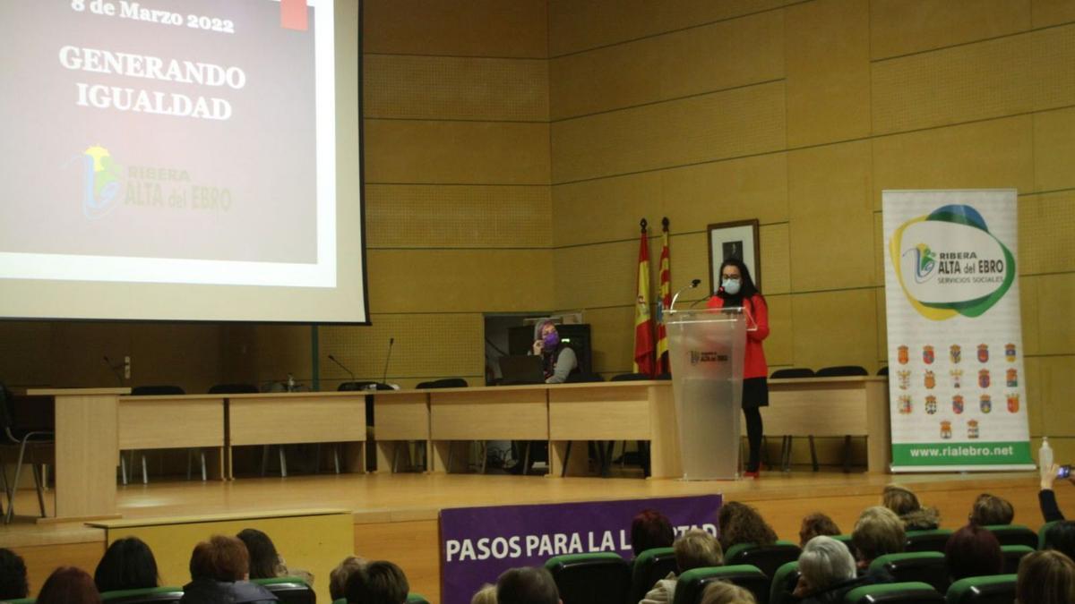 La consejera de Igualdad y Promoción de la Mujer de la Ribera Alta, Begoña Amador, leyó un manifiesto. | LUIS A. RUIZ 