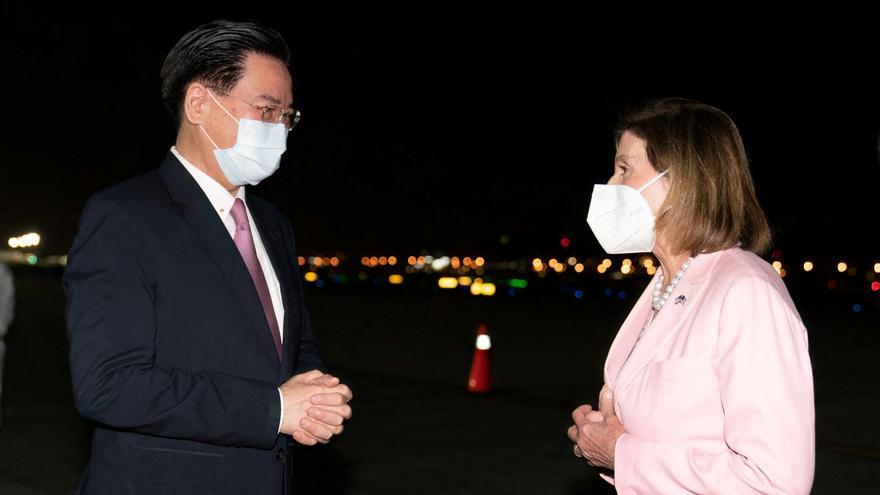 El ministro de Asuntos Exteriores de Taiwán, Joseph Wu, recibe a la presidenta de la Cámara de Representantes de Estados Unidos, Nancy Pelosi.
