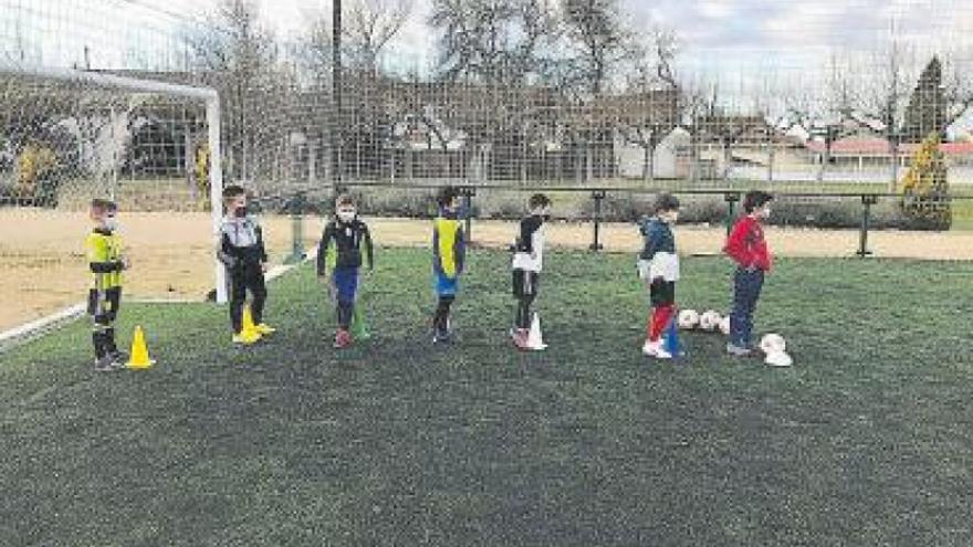 Los niños disfrutan del deporte en el exterior