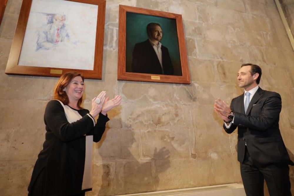 José Ramón Bauzá y Francina Armengol descubren el retrato del expresidente en el Consolat de Mar