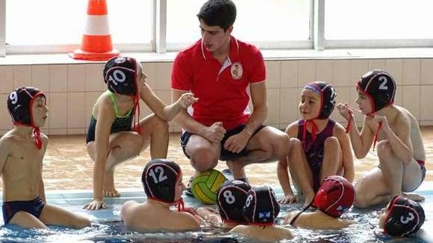 Benjamines del CW Pontevedra junto a su entrenador. // FdV