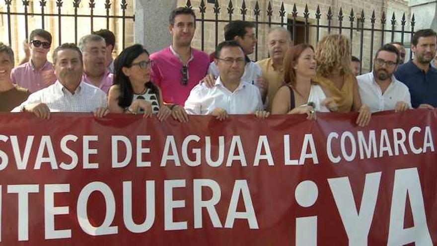 Comitiva de la provincia y de políticos del PSOE de Málaga desplazados ayer a Sevilla.