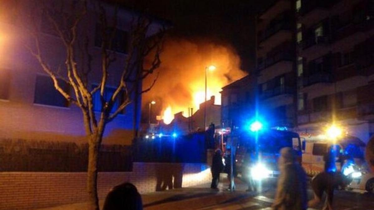 Las llamas en la nave industrial junto al Mercantic de Sant Cugat.