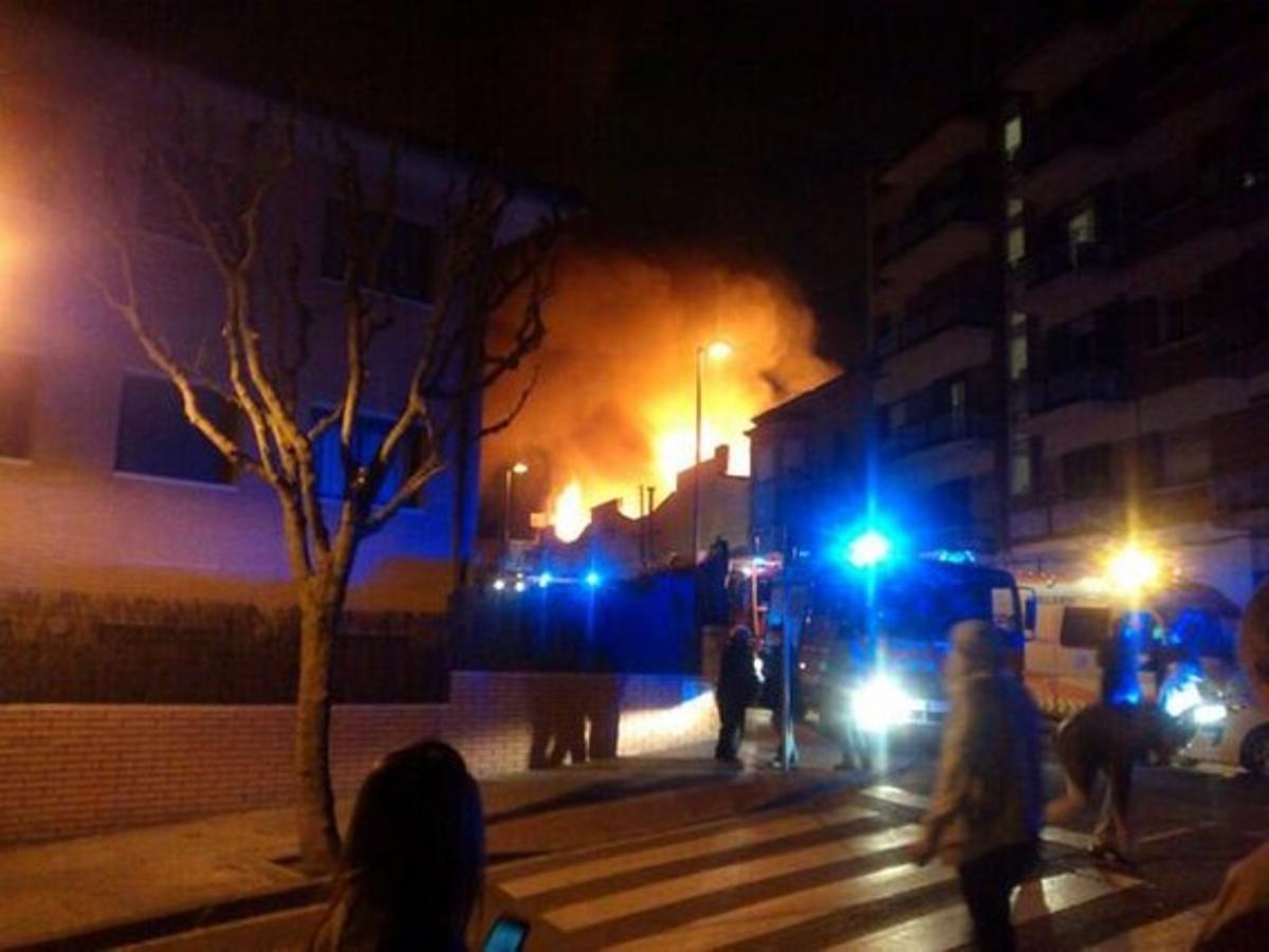 Les flames a la nau industrial al costat del Mercantic de Sant Cugat.