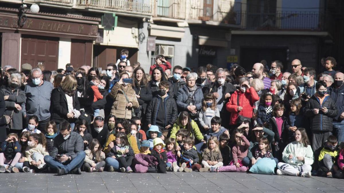 Gentada seguint les actuacions de la imatgeria de Manresa a la plaça Major  | MIREIA ARSO