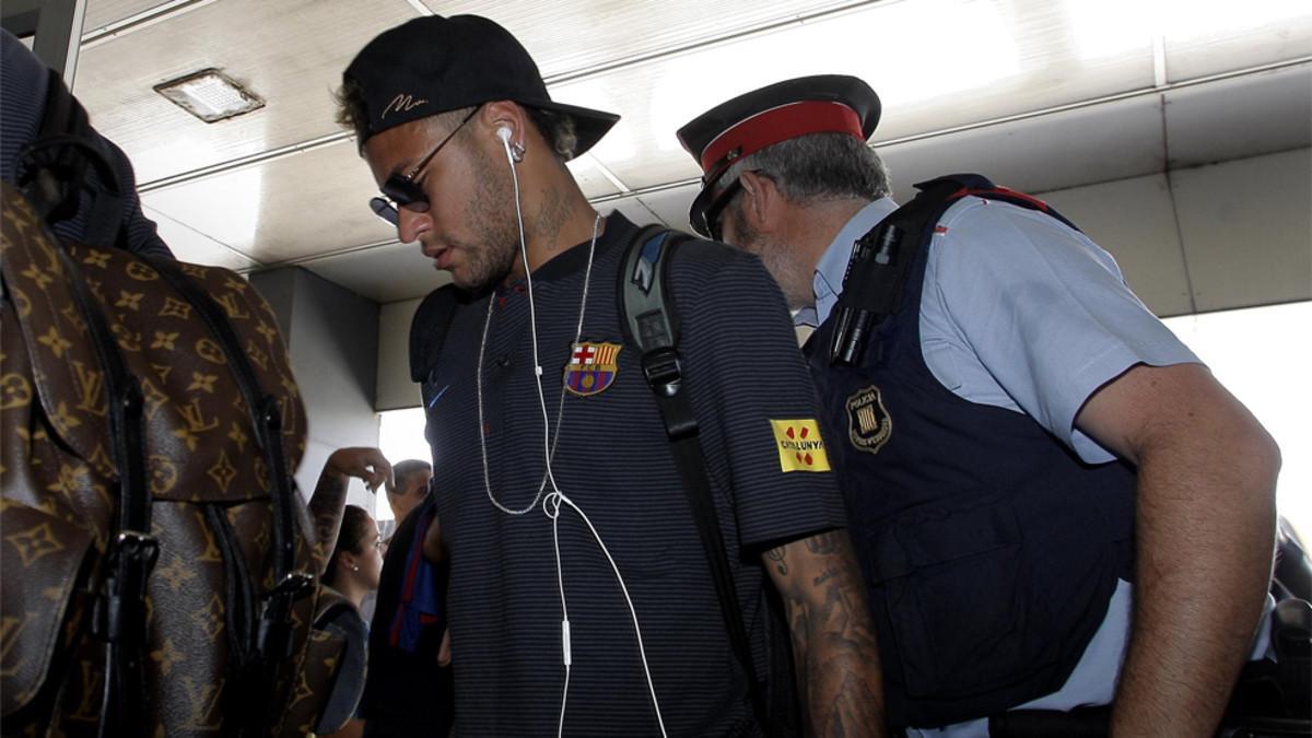 Neymar Junior fue el centro de atención de la expedición del Barça en El Prat pero siguió sin manifestarse sobre su futuro