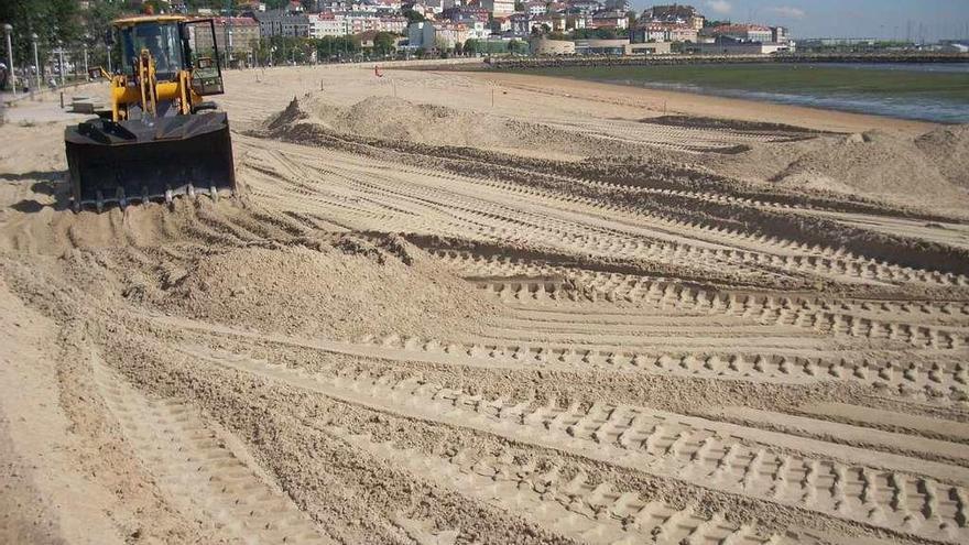 Imagen de archivo de una de las limpiezas previas al inicio de la temporada estival en la playa urbana de Sada.