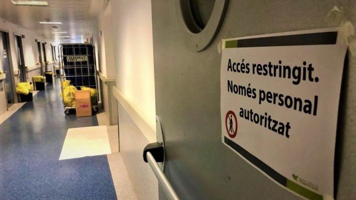 Acceso restringido en el Hospital Esperit Sant de Santa Coloma de Gramenet por el coronavirus.