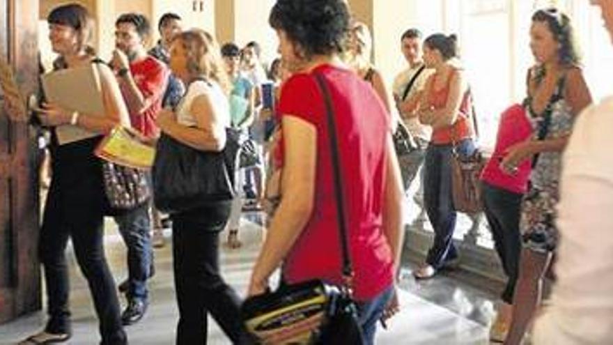 Éxodo a Cataluña por la escasa oferta de plazas de profesor en la Comunitat