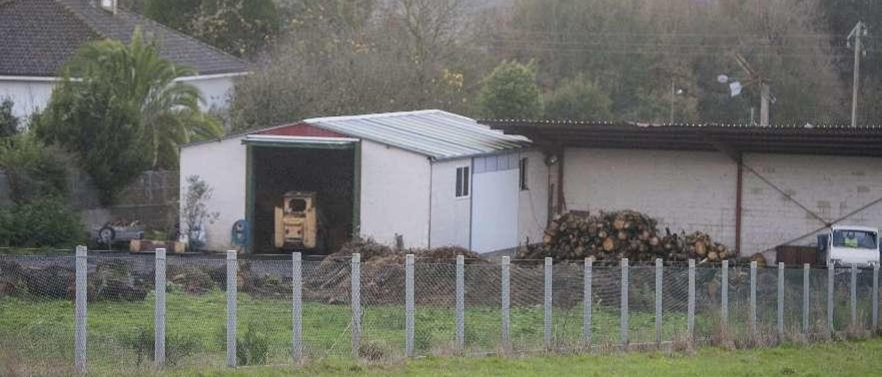 El almacén de madera situado en A Ermida, denunciado por vecinos. // Bernabé/Ana Agra