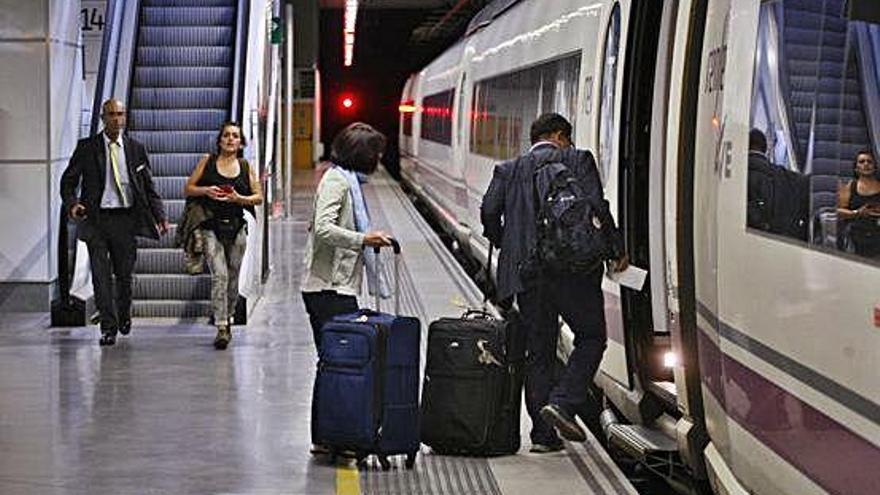 Passatgers pujant a un tren AVE a l&#039;estació de Girona.