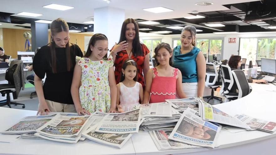 Las belleas y damas de San Vicente visitan las instalaciones de INFORMACIÓN