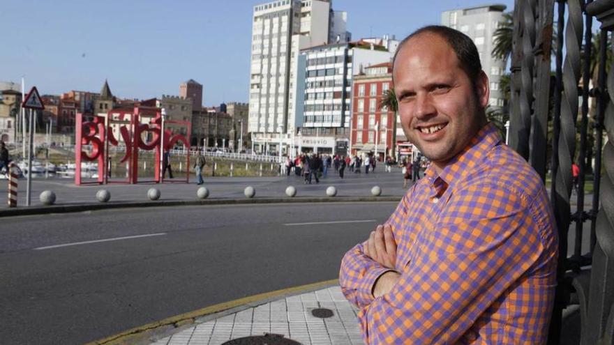 José Alberto López, entrenador del primer juvenil del Sporting, en el puerto deportivo de Gijón.