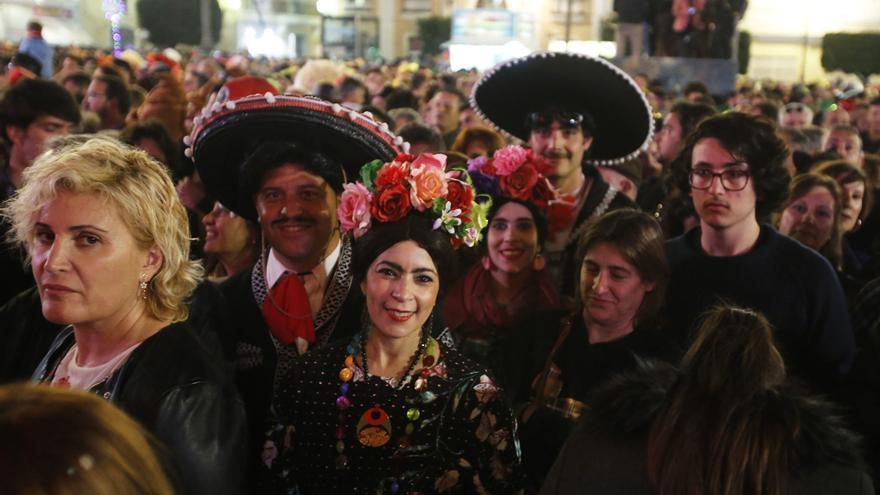 Cádiz comienza su carnaval en la calle tras una maratoniana final en el Falla
