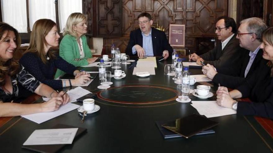 El presidente Puig, los consellers Bravo y Soler, junto a otros cargos autonómicos, ayer en una reunión.