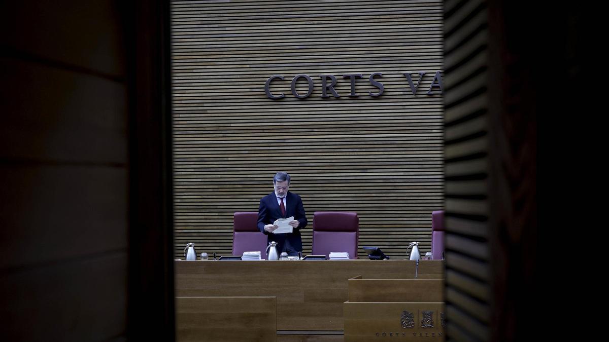 El vicepresidente de las Corts, Alfred Castelló, prepara el pleno de este miércoles.