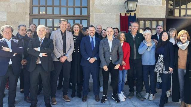 Regades, con el cónsul uruguayo y varios alcaldes en el II Foro Iberoamericano.   | // FDV