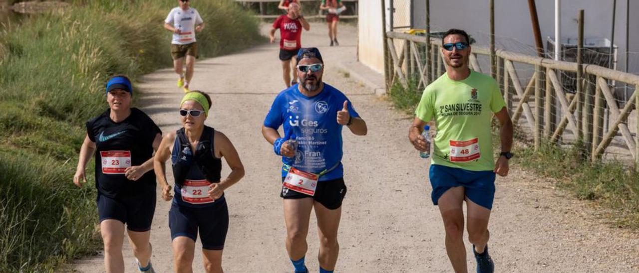 Varios corredores, en una zona del recorrido. | ENRIQUE SOLER