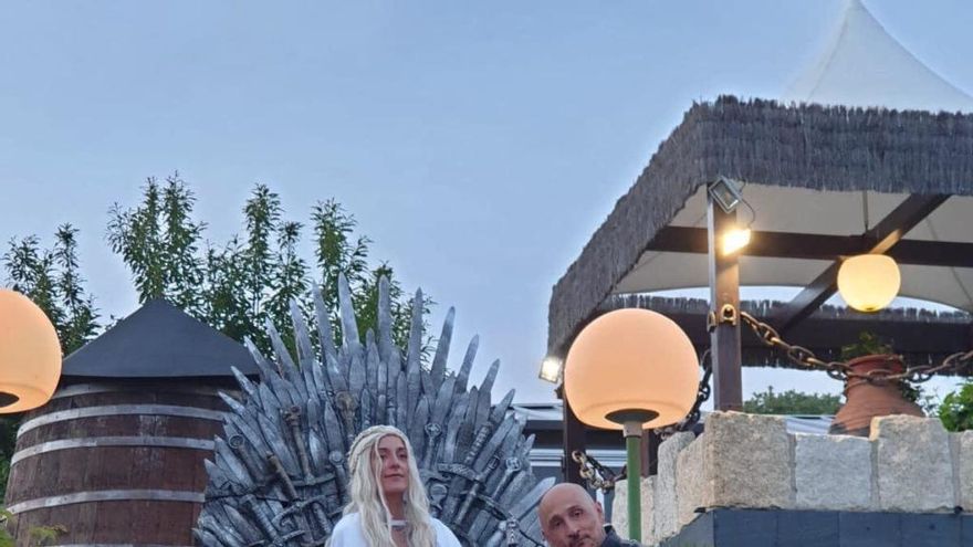 La pareja asturzamorana que decidió celebrar su boda al estilo &#039;Juego de Tronos&#039; en el castillo de Puebla de Sanabria, en Zamora.