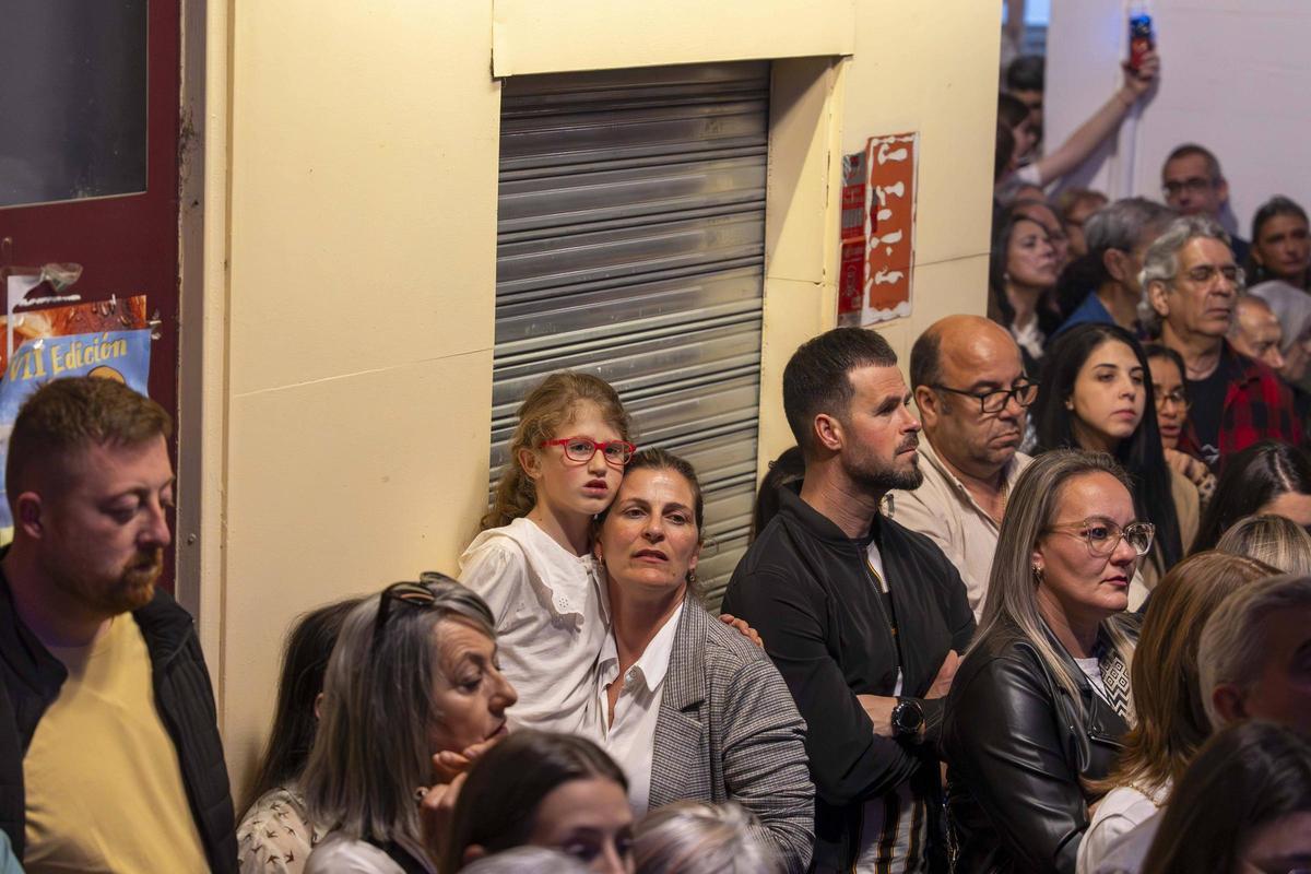 Fotogalería | Miles de fieles acompañan a la Soledad en su procesión más sobria por el Casco Antiguo de Badajoz Fotogalería | Miles de fieles acompañan a la Soledad en su procesión más sobria por el Casco Antiguo de Badajoz