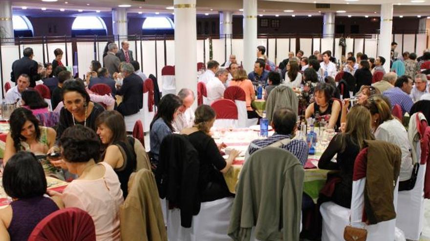 Asistentes a la comida celebrada ayer por los veterinarios.