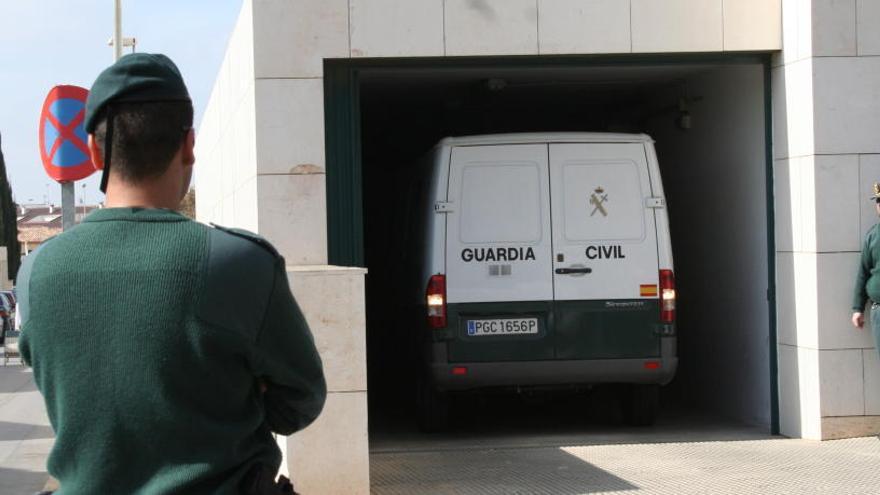 Agentes en el Juzgado de San Javier, que instruyó el caso, en una foto de archivo.