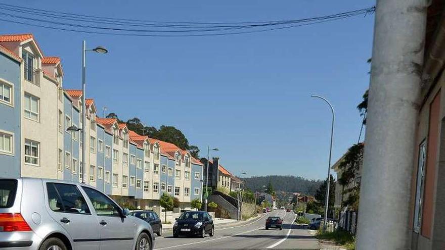 Zona de arcén con poste de la luz en Covelo. // Gustavo Santos