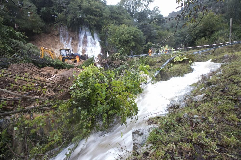 Temporal en Asturias: Las intensas lluvias dejan ríos desbordados y carreteras cortadas en el Oriente