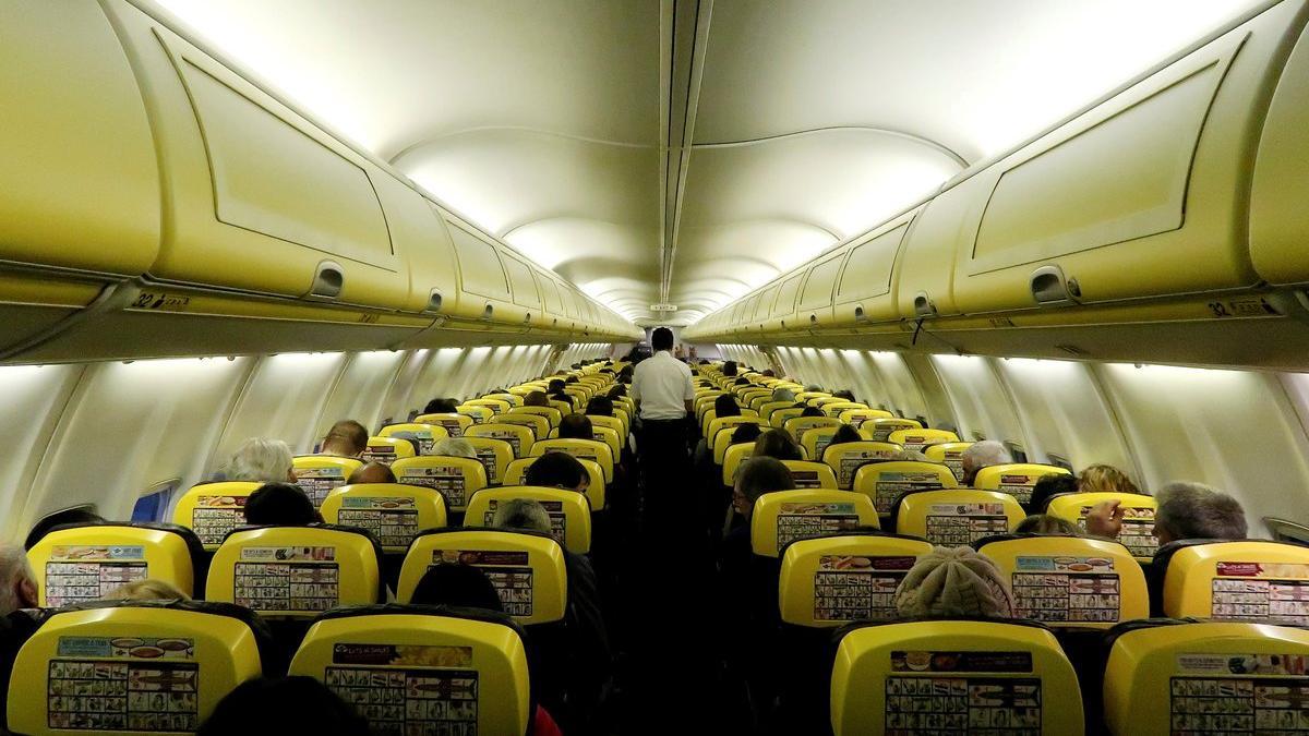 Interior de un avión de Ryanair.